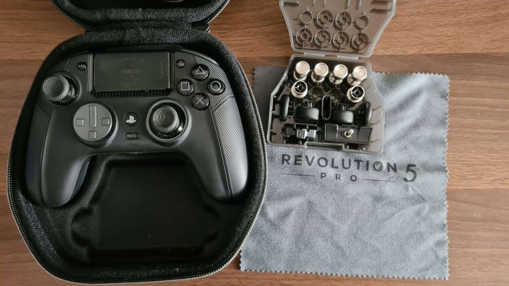 An image showing the Nacon 5 controller, weights, carry case, and mat